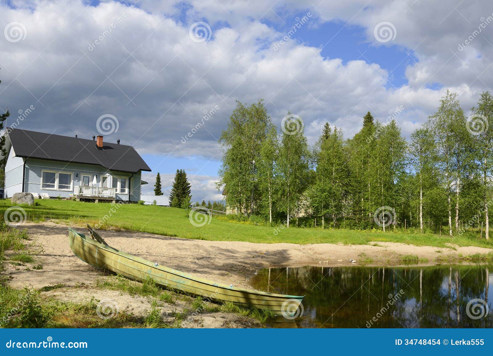 Haus auf dem kleinen See stockfoto. Bild von abenteuer ...