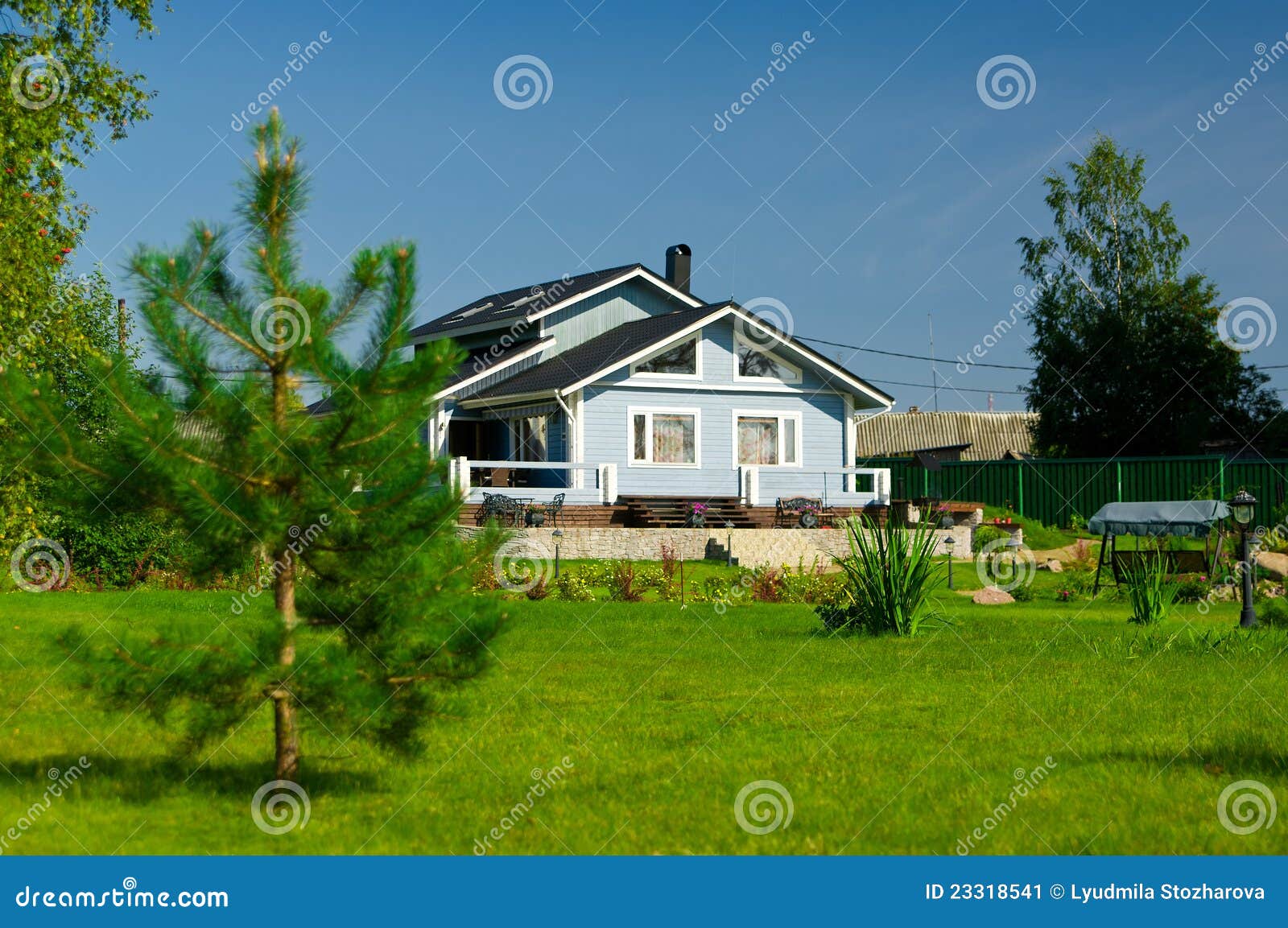 Haus auf Rasen stockbild. Bild von architektur, haupt 23318541