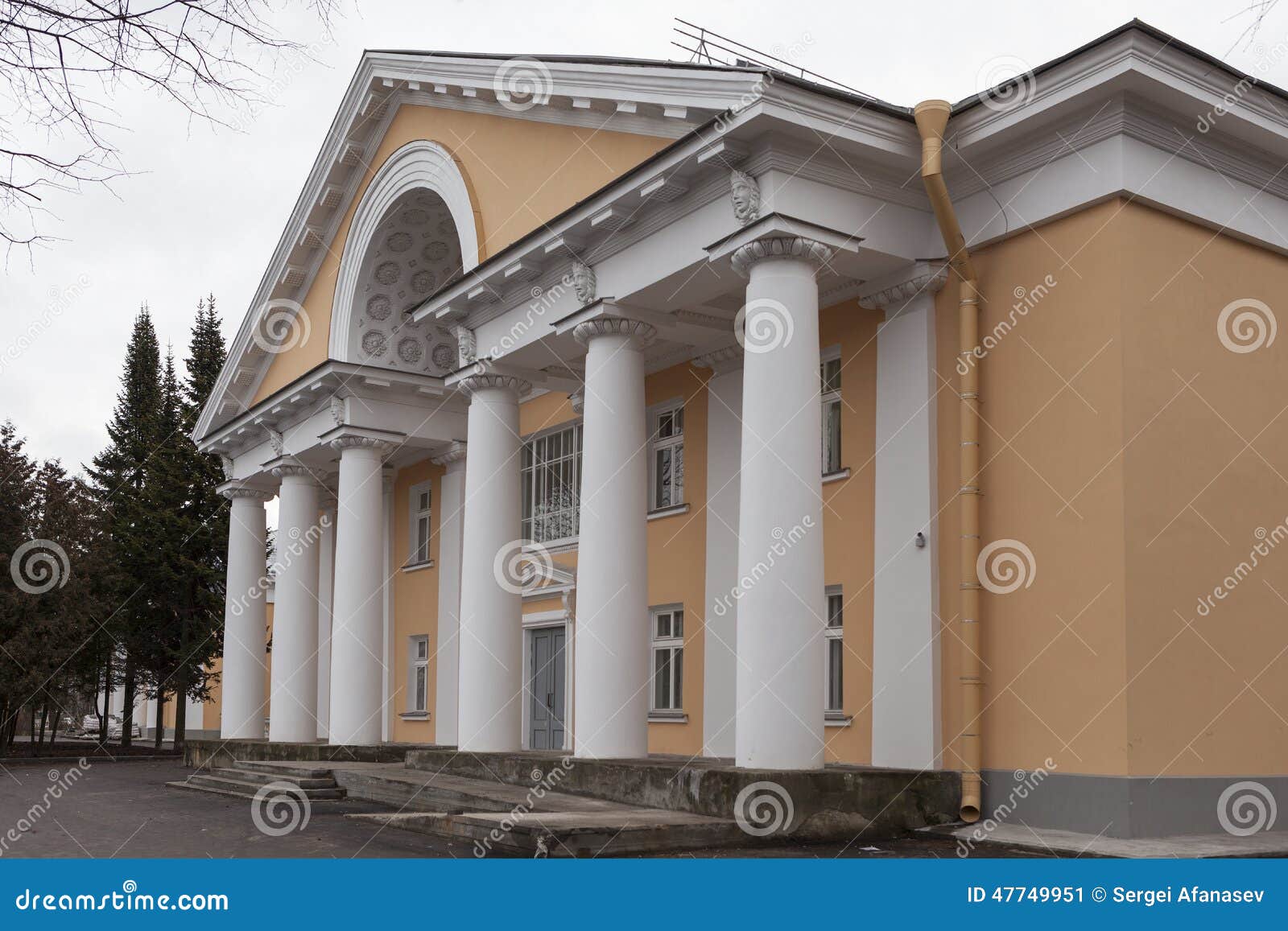 Haus der Kultur Kino-Änderung Stadt Lomonosov St Petersburg. Palast von Culture (1950, Palast-Allee, 12) - das Gebäude im Stil des russischen Klassizismus