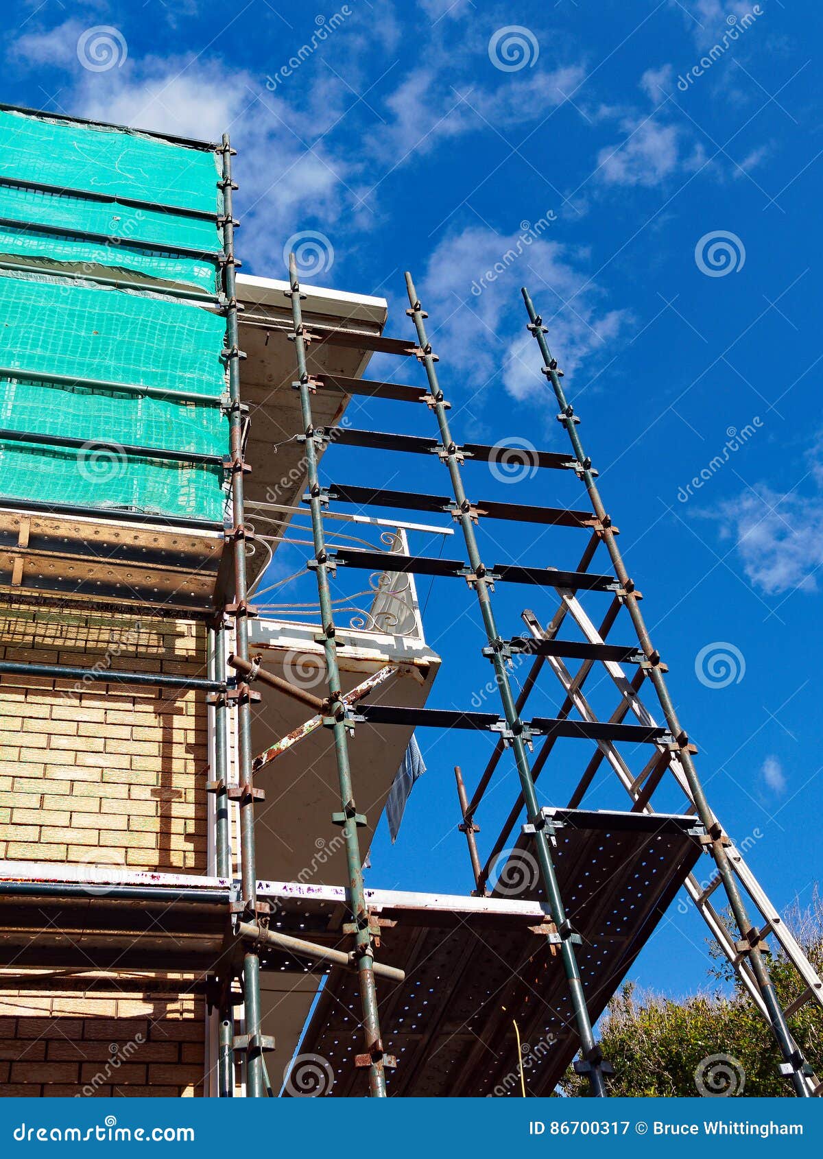 Haus-Erneuerung, Baugerüst. Baugerüst aufgerichtet um ein blondes Backsteinhaus während der Erneuerung