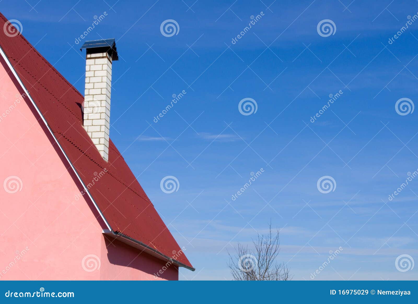 Haus mit einem roten Dach stockbild. Bild von getrennt - 16975029