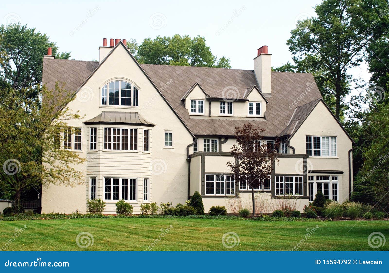 Haus mit vielen Windows stockfoto. Bild von
