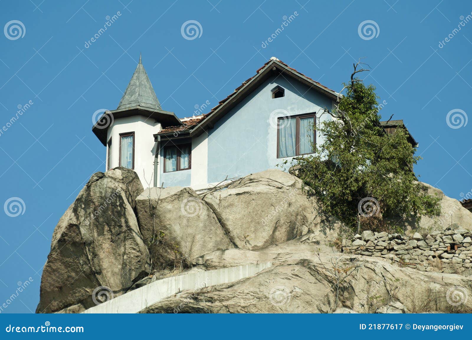 Haus oben auf den Berg auf Felsen