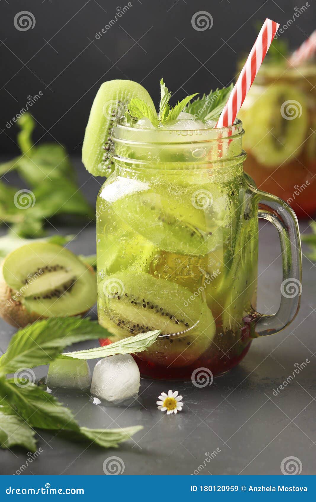 Hausgemachte Limonade Mit Kiwi, Zitrone Und Minze in Einem ...