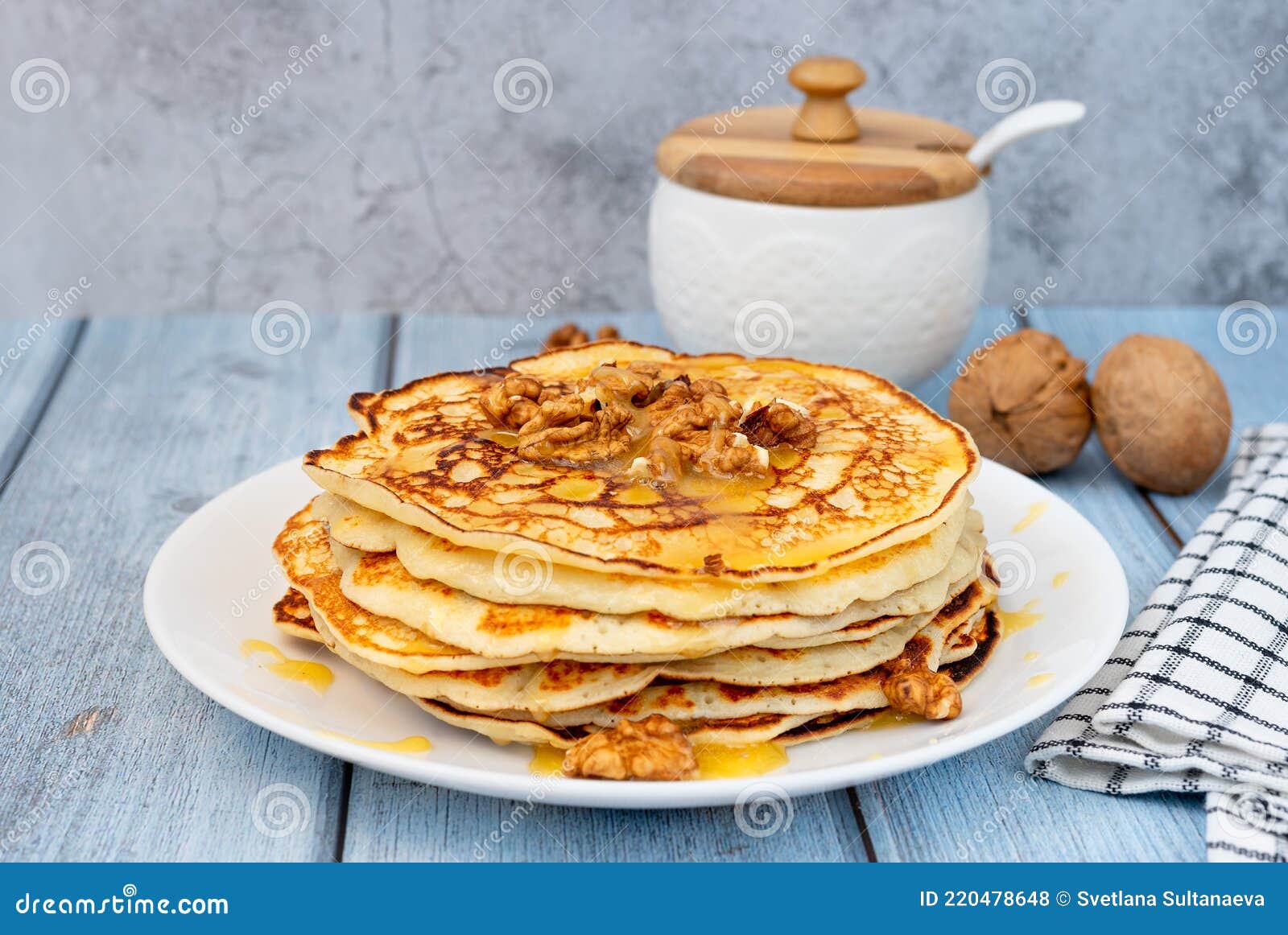 Hausgemachte Pfannkuchen Mit Honig Und Walnüssen Auf Weißem Teller ...