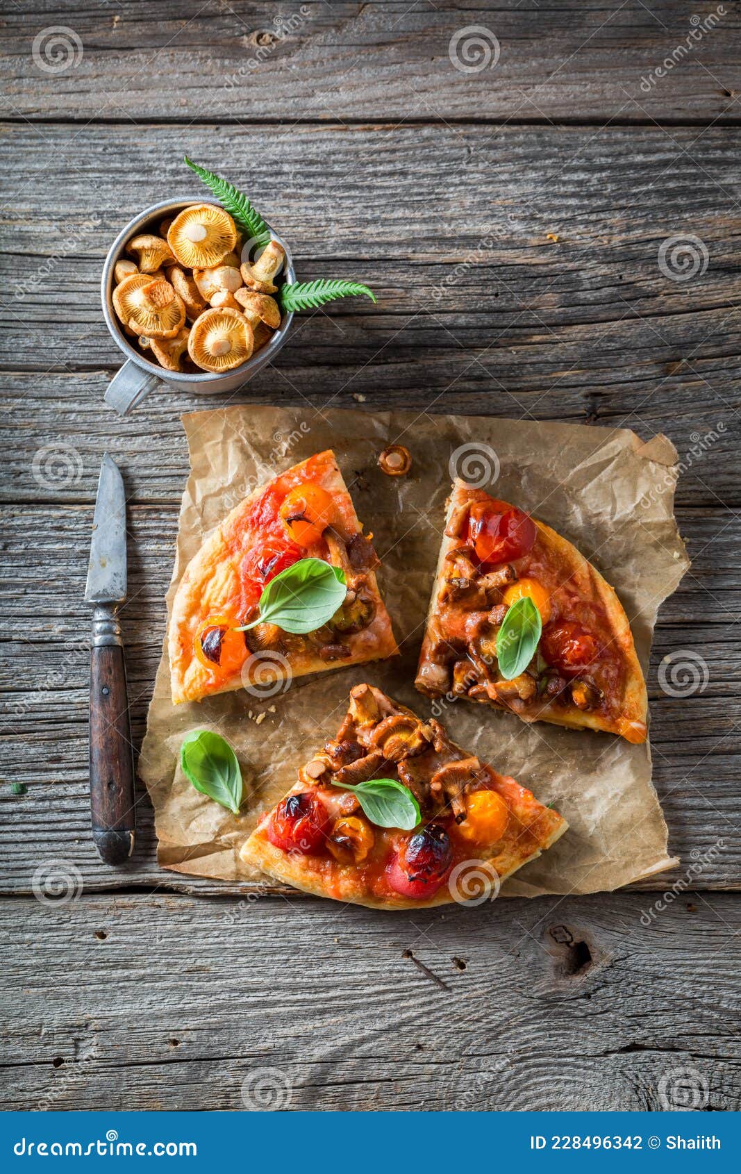 Hausgemachte Pizza Aus Edlen Pilzen. Rustikale Pilzpizza Stockfoto ...