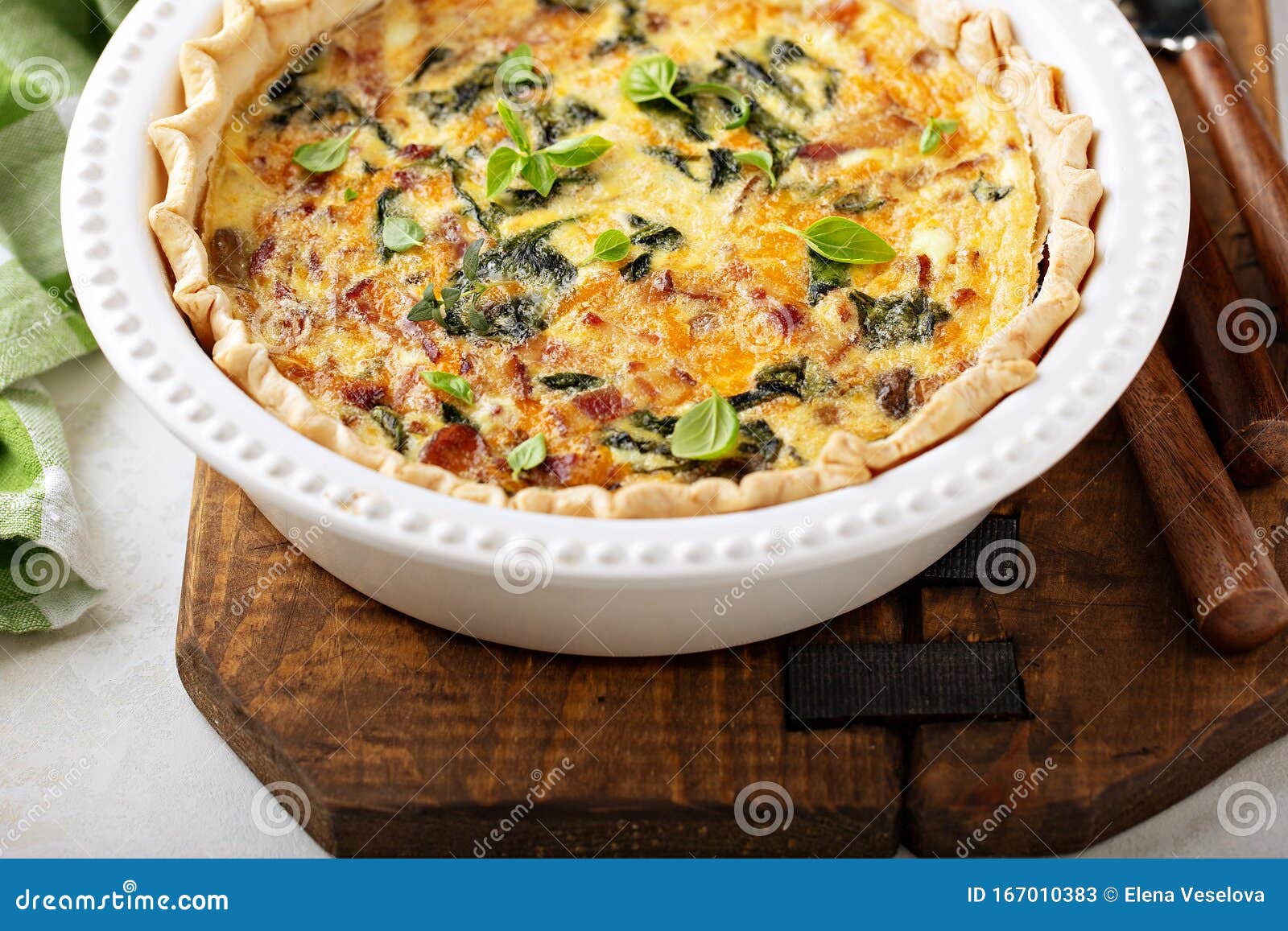 Hausgemachte Quiche Mit Speck Und Spinat Stockbild - Bild von kochen ...