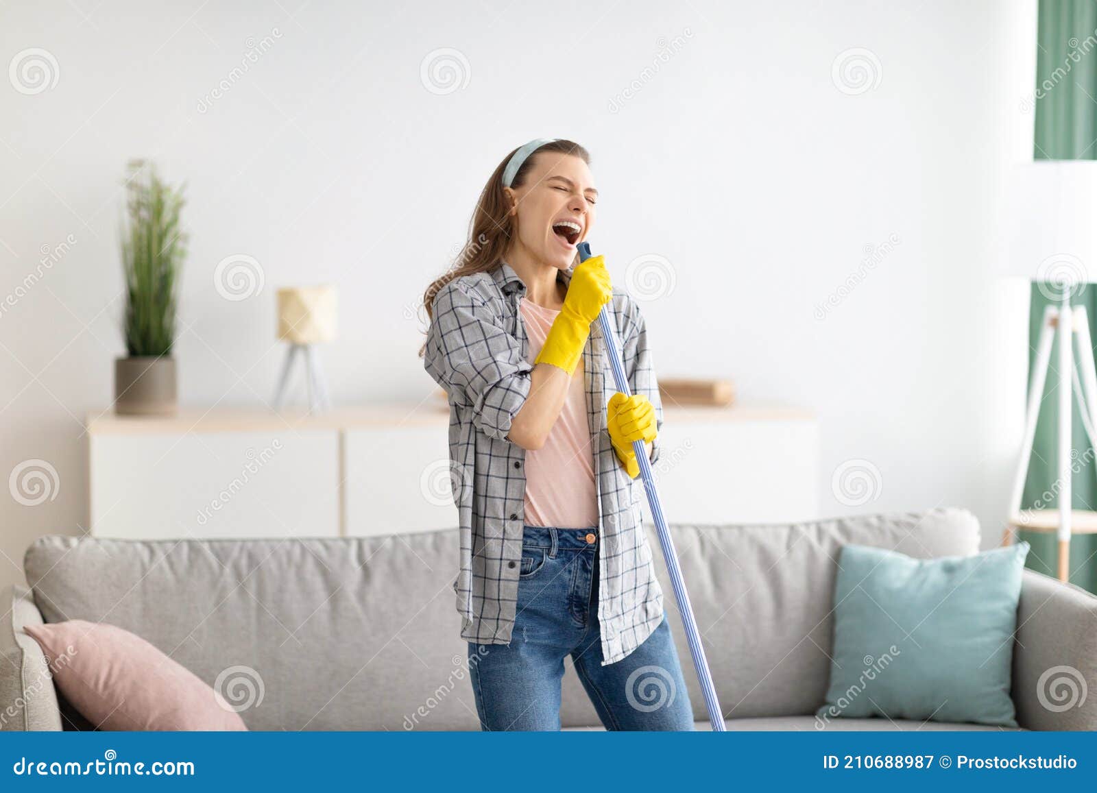 Reinigung Dame im das Zimmer auf das Fußboden Waschen Zubehör
