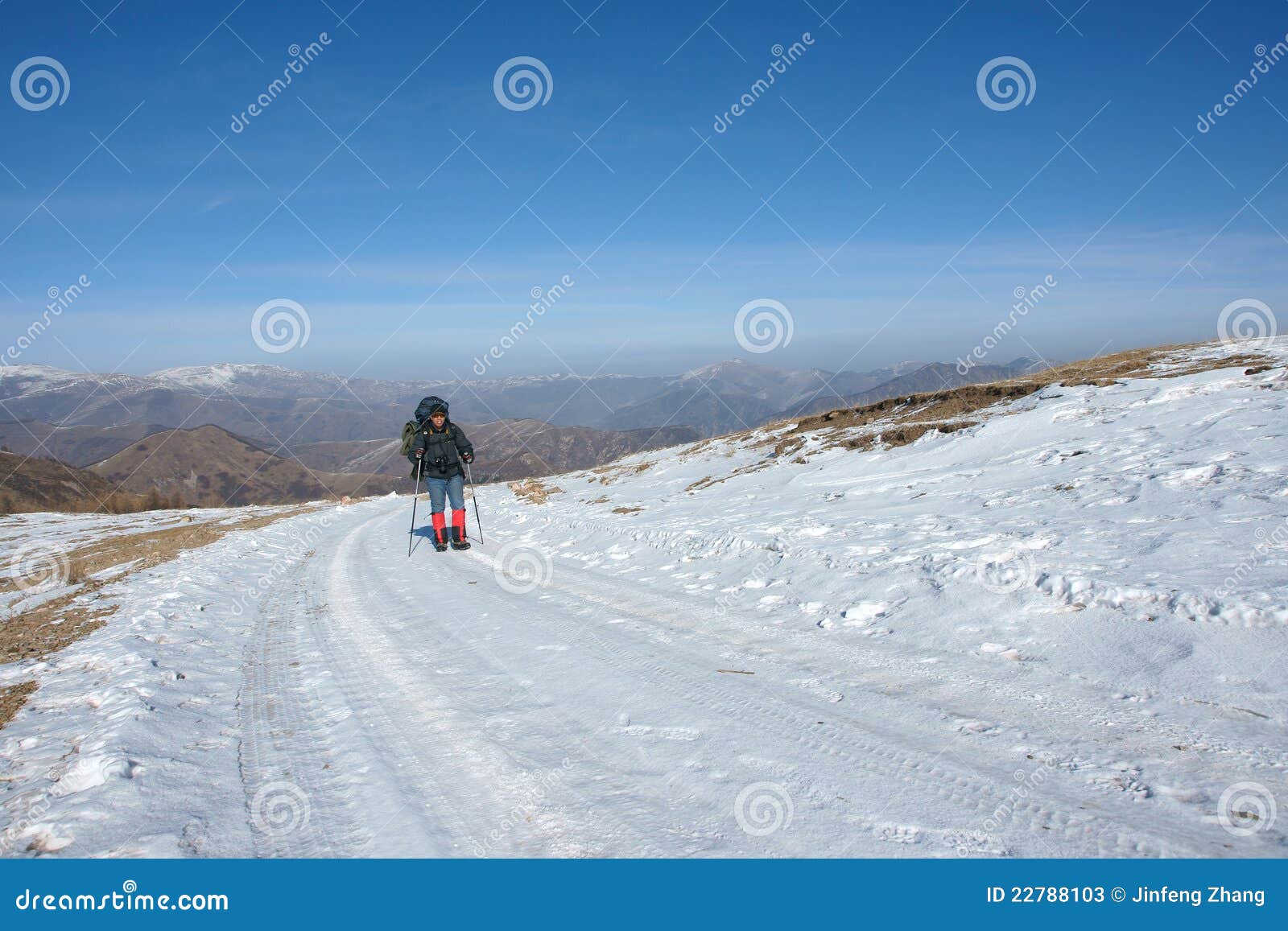 Hausse. Un randonneur trimarde en montagne de l'hiver.