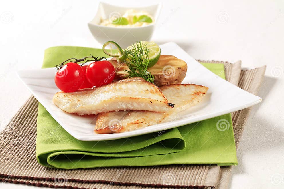 Hautlose Fischfilets Mit Der Ofenkartoffel Halb Stockbild - Bild von ...