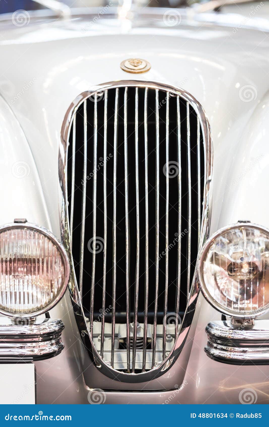 BUCAREST, ROUMANIE - 31 OCTOBRE 2014 : 1952 hauts étroits de Jaguar XK 120 Est fondé en 1922 lui un fabricant de voiture de luxe multinational britannique siégé à Coventry, Angleterre