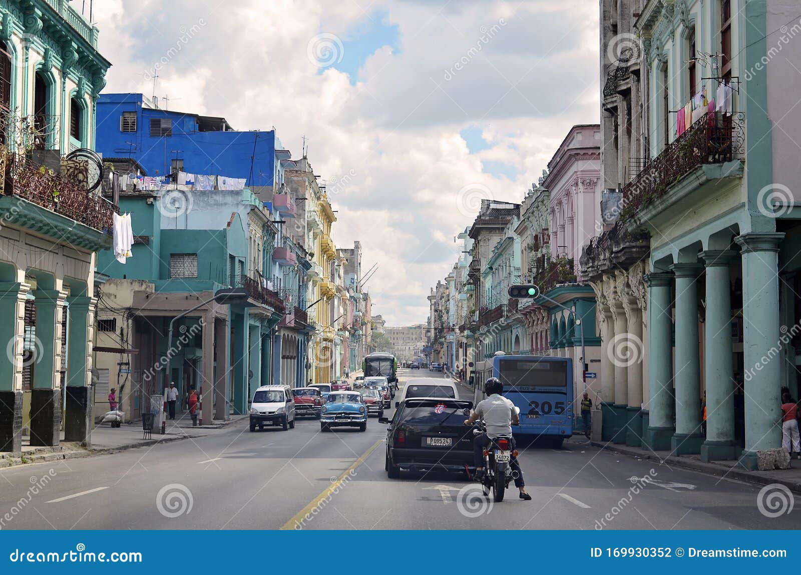 in Time on Bustling Havana Streets Editorial Photography - Image gone, back: 169930352