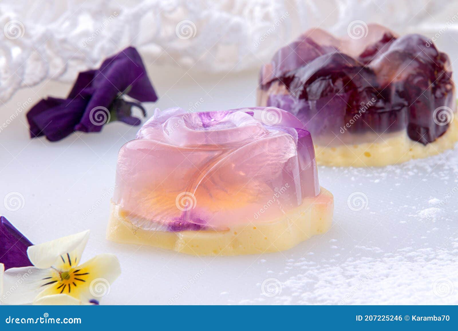 político Ballena barba bulto Havaro De Gelatina Y Crema Bávara Con Flores Violetas Comestibles. Gelatina  Postre Saludable Para Comer Foto de archivo - Imagen de japonés, sano:  207225246