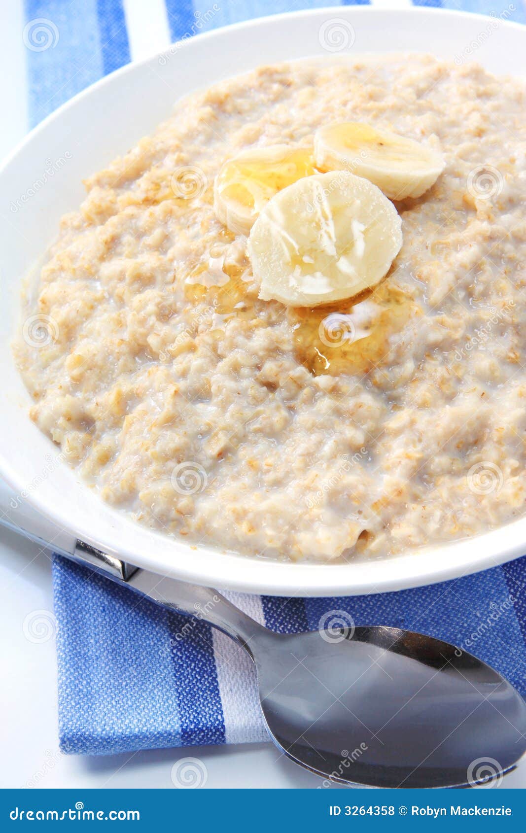 Havermoutpap met banaan en honing. Gezond havermeelontbijt.