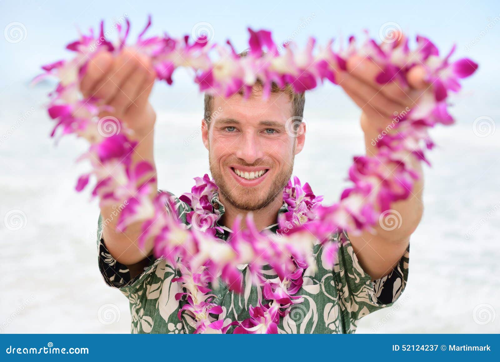 Hawaiian necklace fotografías e imágenes de alta resolución - Alamy