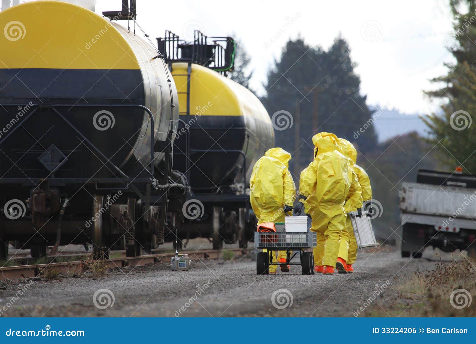 HAZMAT Team Members Investigate Chemical Disaster Fotografia Stock Immagine di scaletta