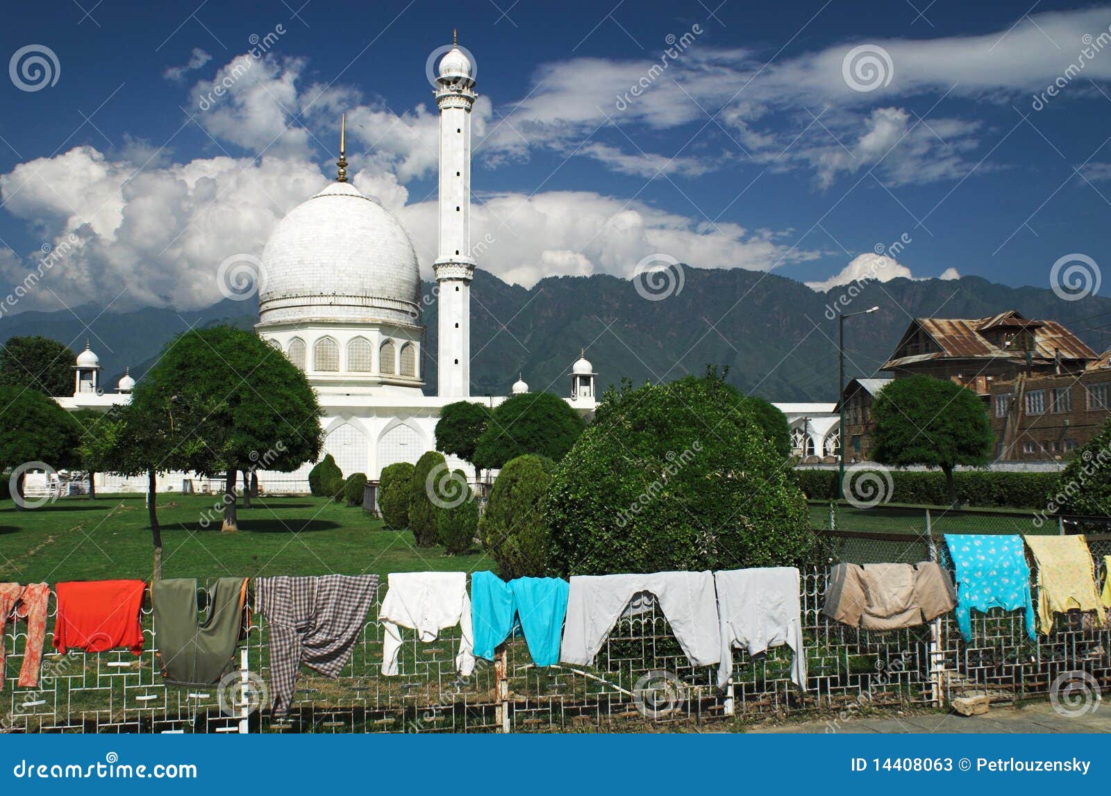 hazratbal mosque in srinagar in indian kashmir