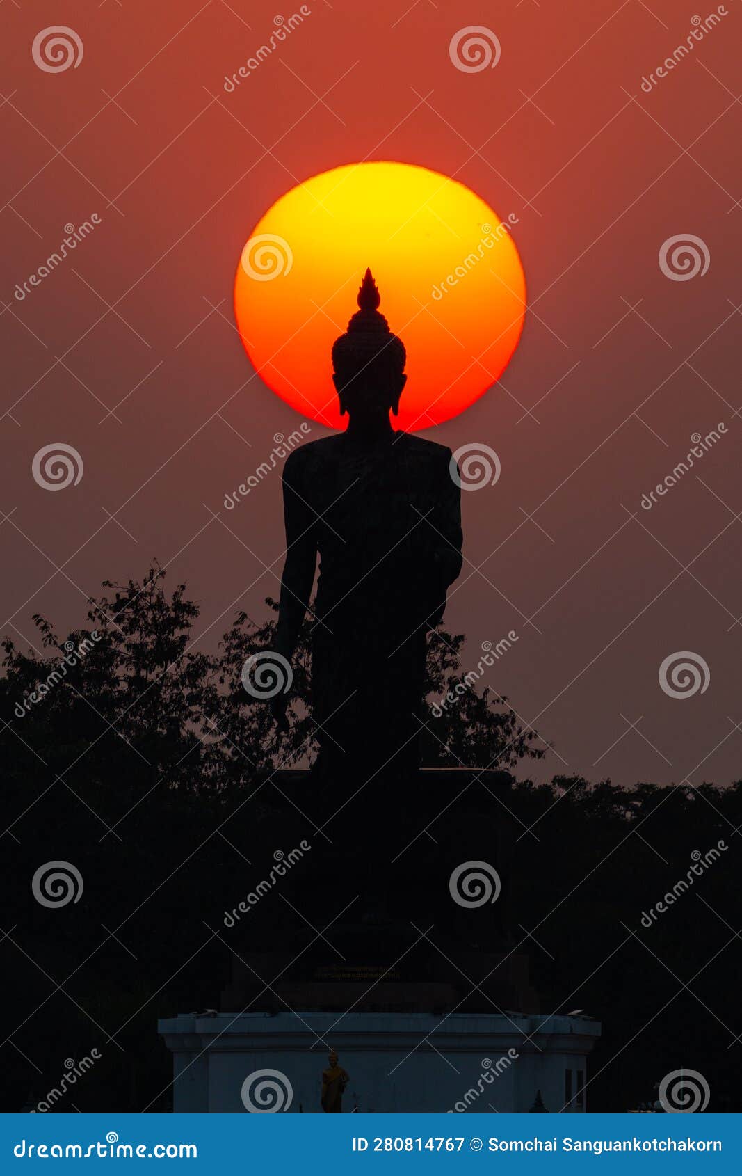 head of statue of buddha image surrounded by sun during sunset
