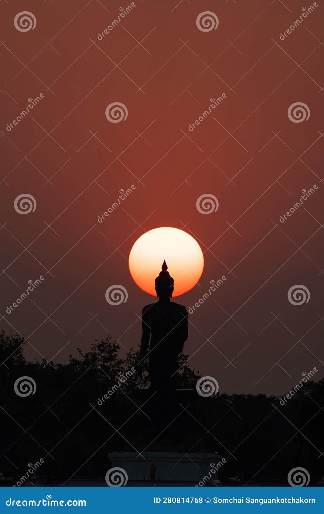 head of statue of buddha image surrounded by sun during sunset
