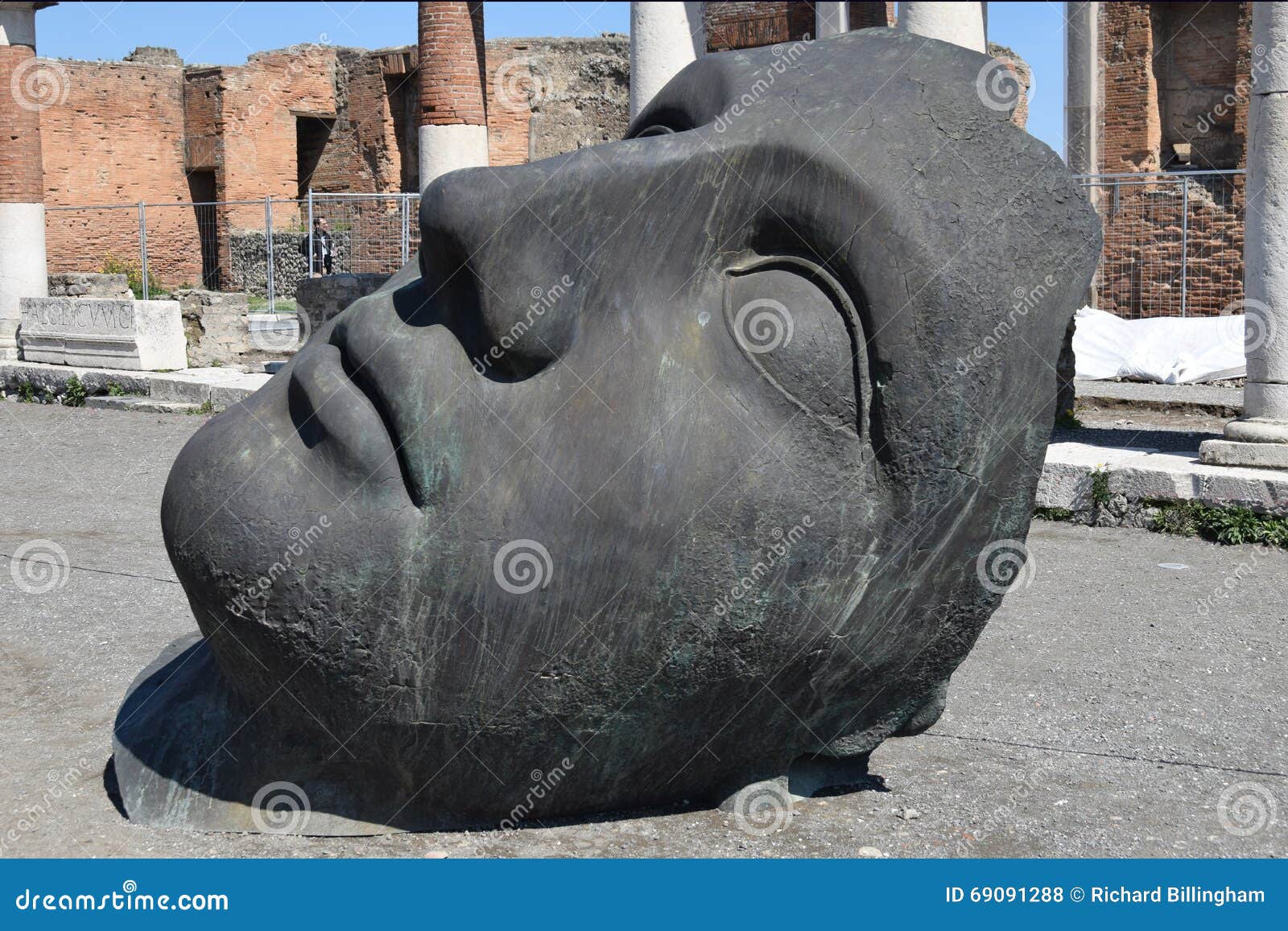 pompeii volcano statues