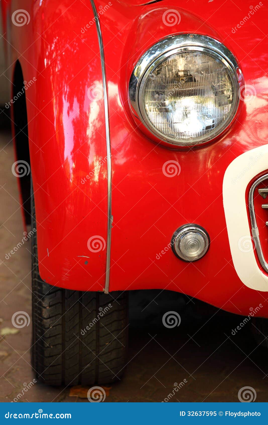 headlights-triumph-tr-closeup-vintage-car-32637595.jpg