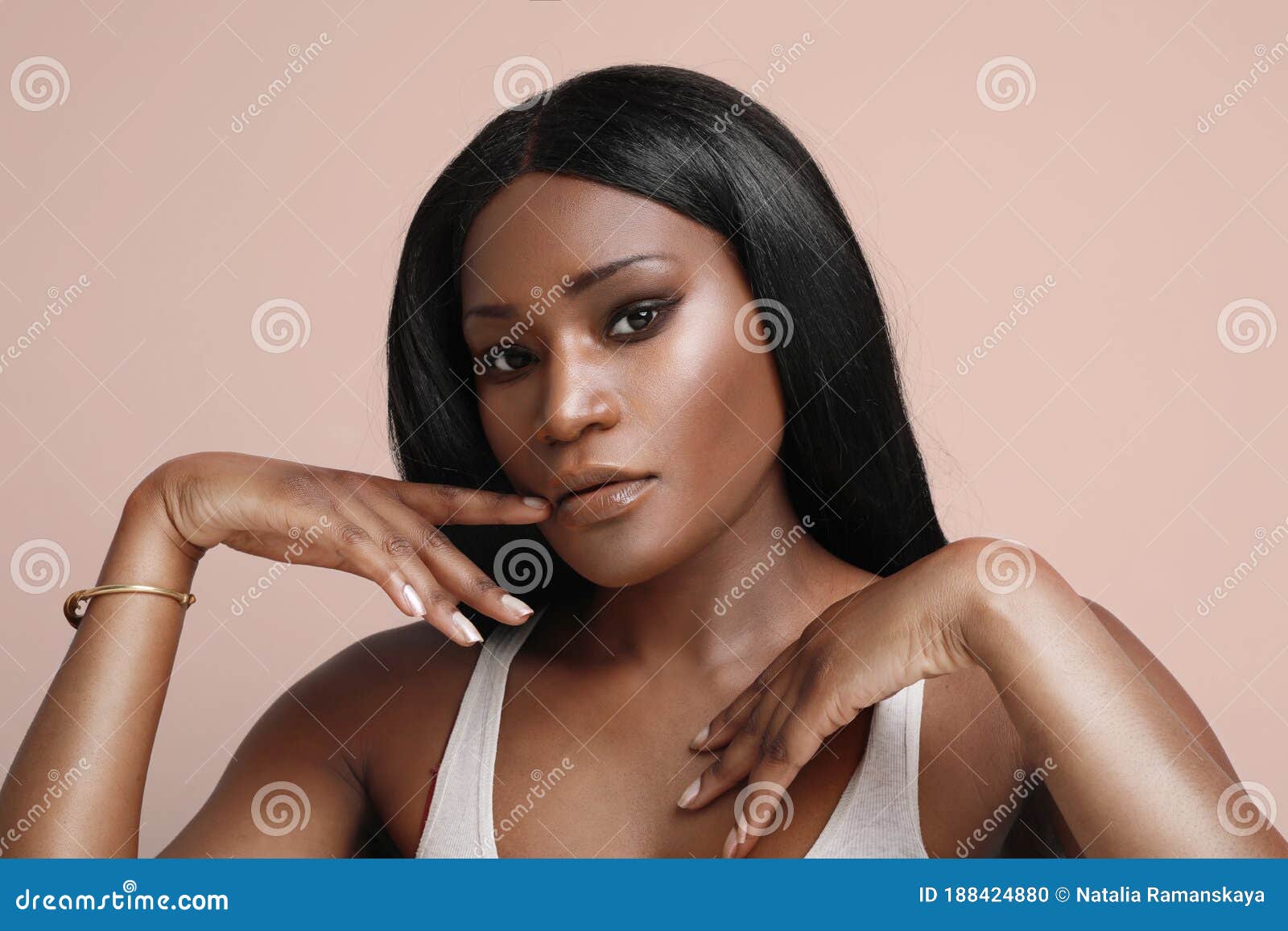 Headshot Des Jungen Schwarzen Frauen Afromodells Nackt Make-up, Das Mit Dem  Dunklen Langen Haaren über Beige Hintergrund Hat. Stockfoto - Bild von  attraktiv, lockig: 188424880
