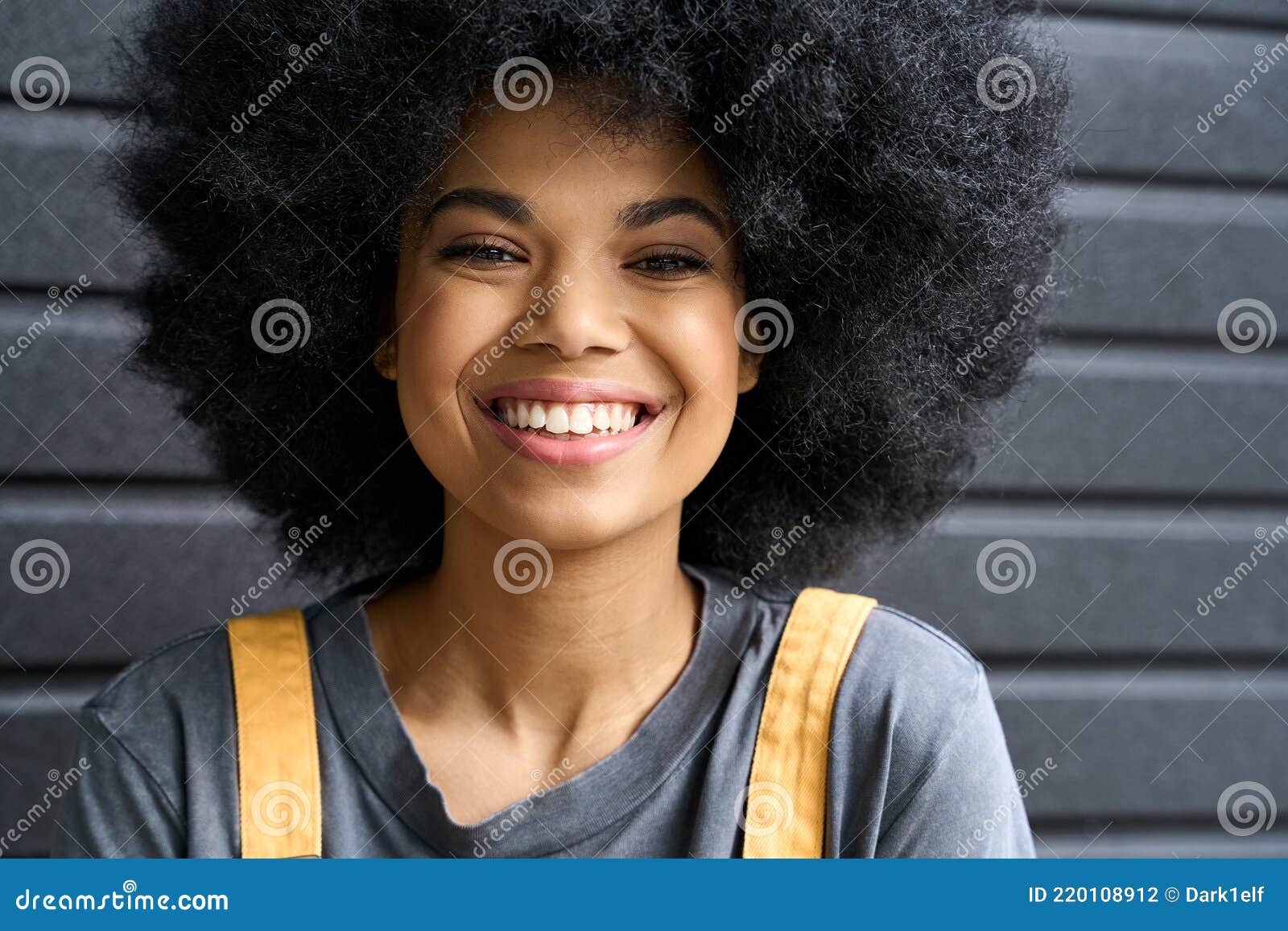 Với mái tóc xoăn nữ tính và gợi cảm của mình, kiểu chụp ảnh headshot này sẽ đem lại cho bạn sự tự tin và cá tính. Những tấm ảnh đầy sức sống này sẽ khiến bạn nổi bật giữa đám đông và truyền tải những thông điệp cá nhân một cách dễ dàng.