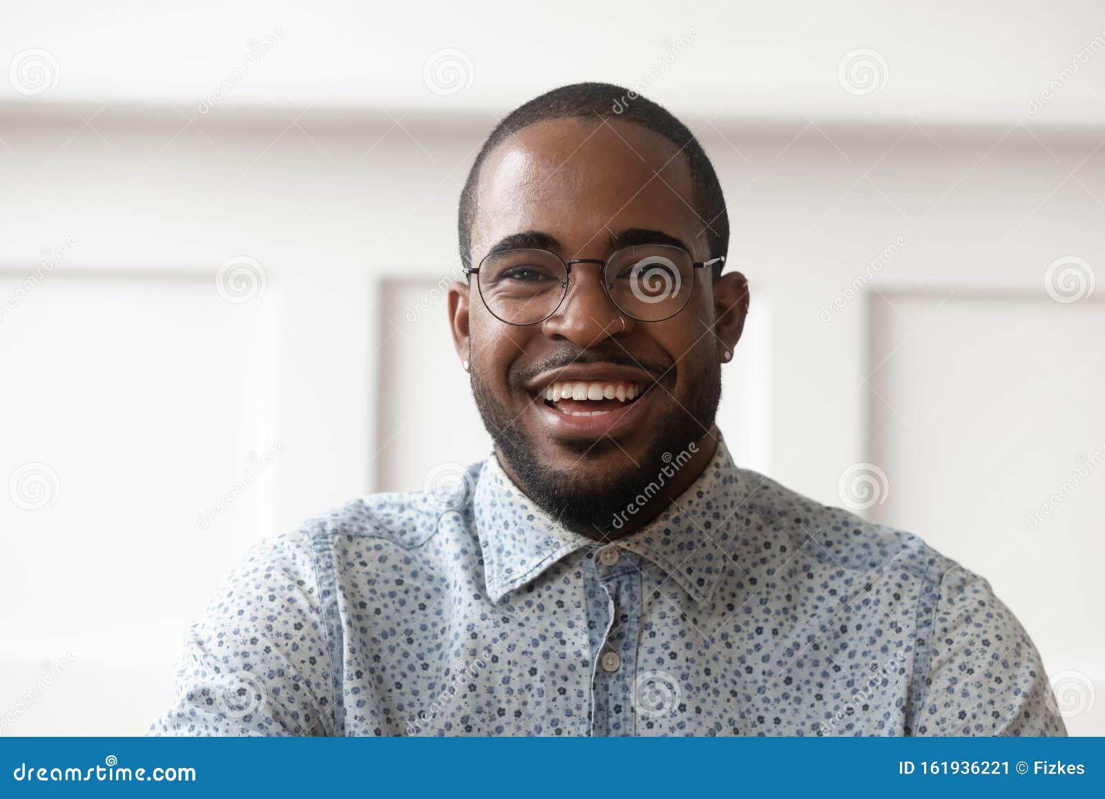 Krav Lilla Baby Portrait of Smiling Black Man Looking at Camera Stock Image - Image of  call, laugh: 161936221