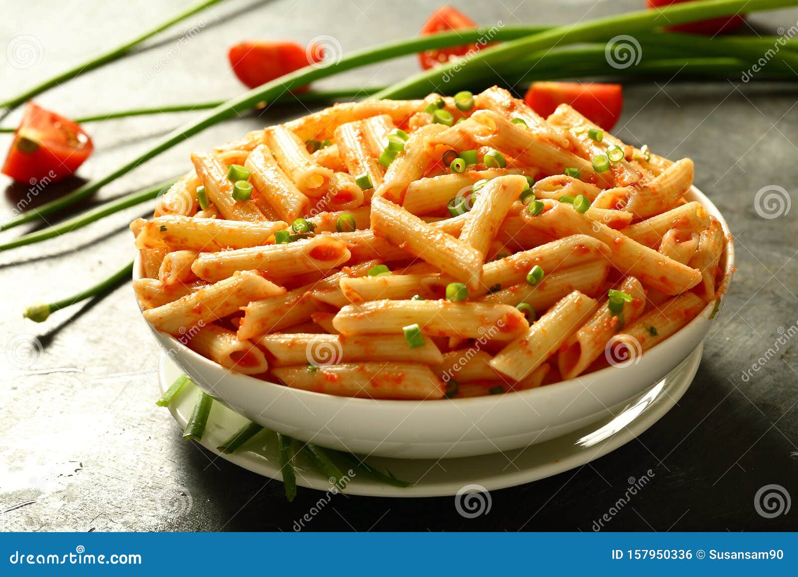 11,626 Penne Rosse Foto stock - Foto stock gratuite e royalty free da  Dreamstime