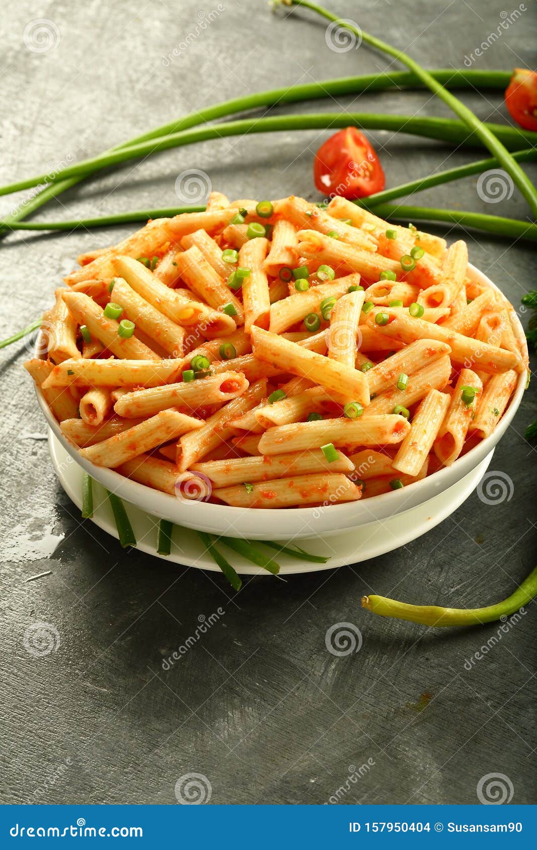 11,626 Penne Rosse Foto stock - Foto stock gratuite e royalty free da  Dreamstime