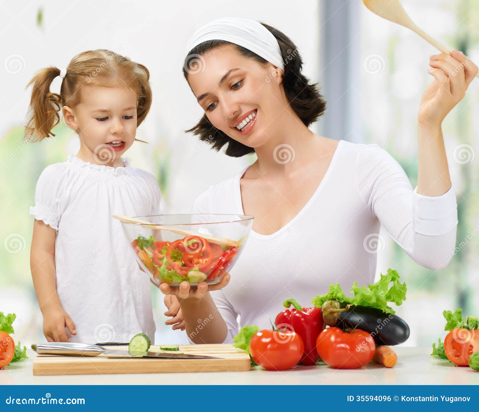 [Image: healthy-food-mother-daughter-prepare-sal...594096.jpg]