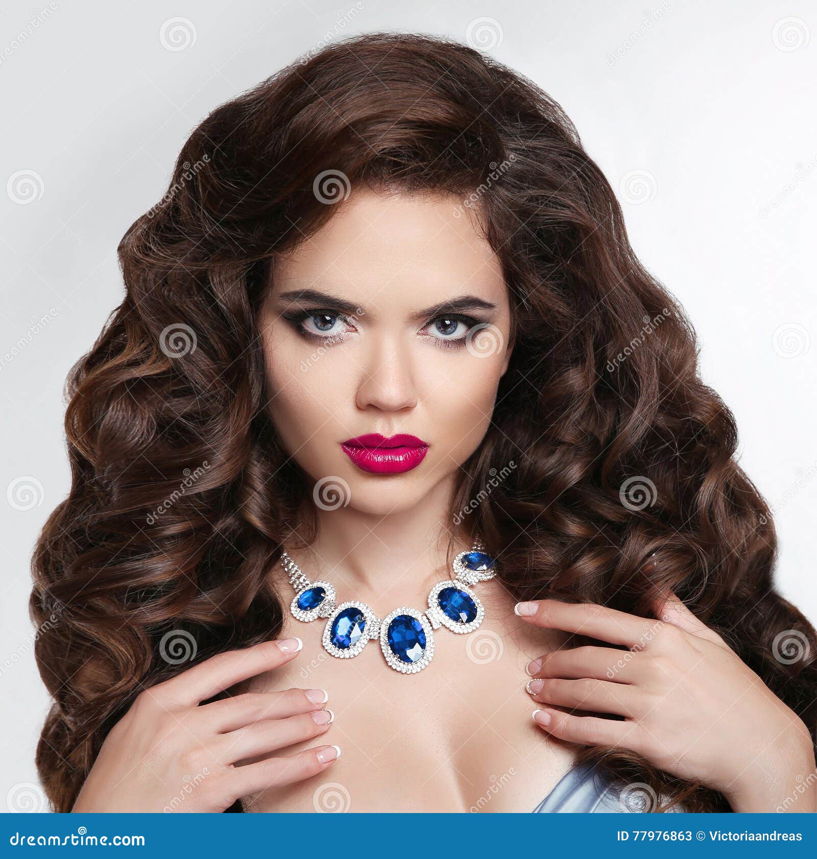 Healthy Hair Makeup Beautiful Brunette Girl With Long Wavy