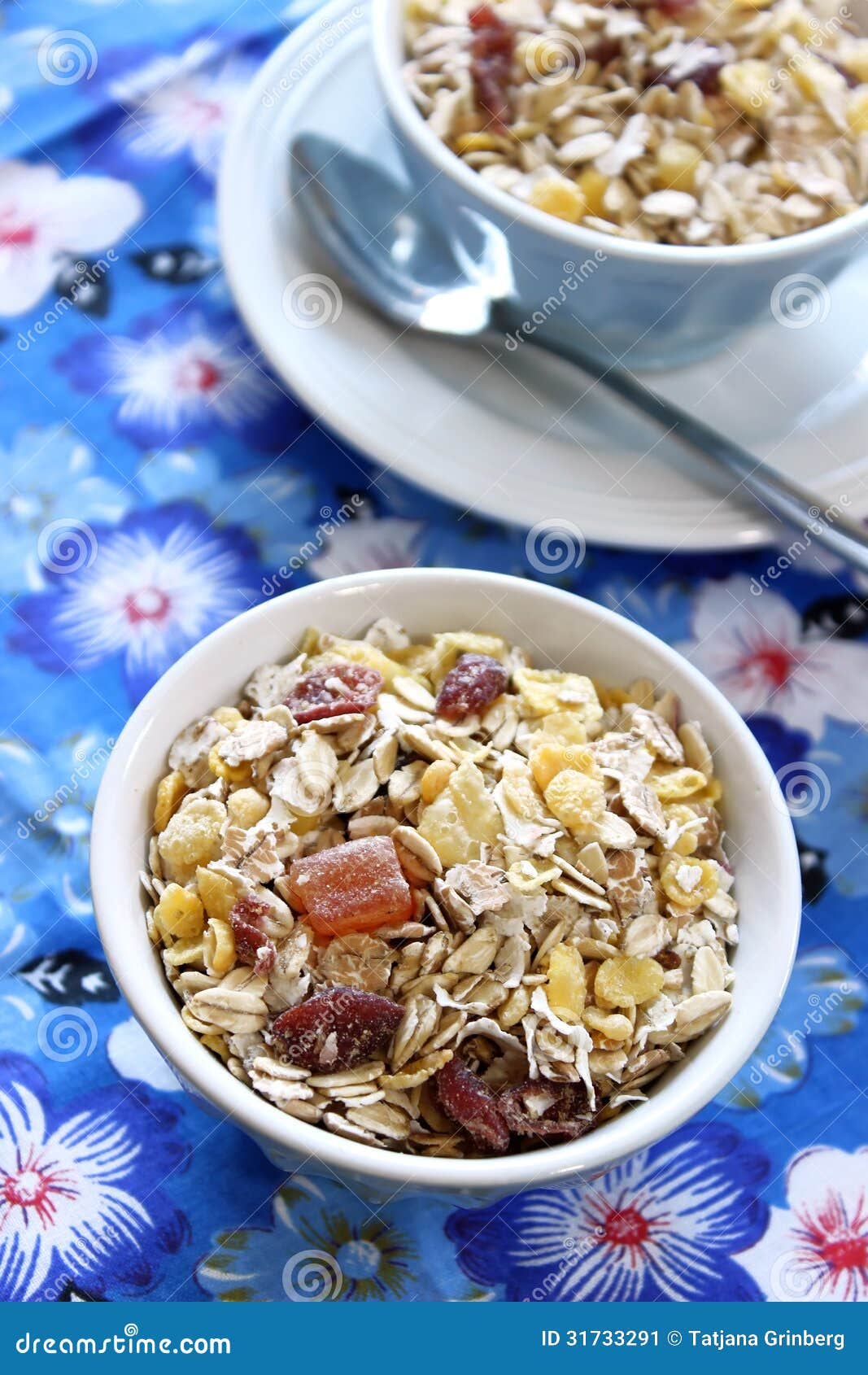 Healthy muesli in bowl stock image. Image of harvest 31733291