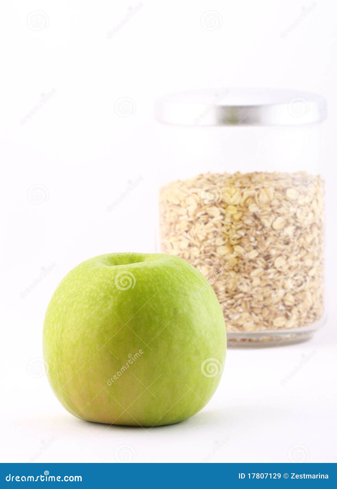 healthy nourishment: oat flakes and green apple