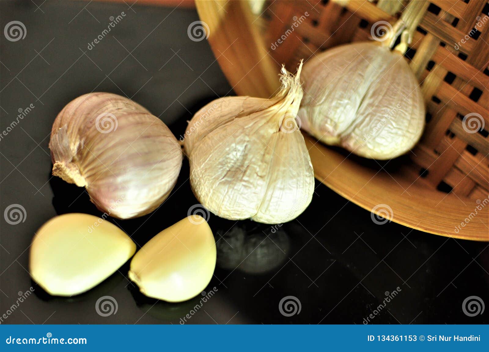 Healthy organic garlic stock image. Image of nutrition 134361153