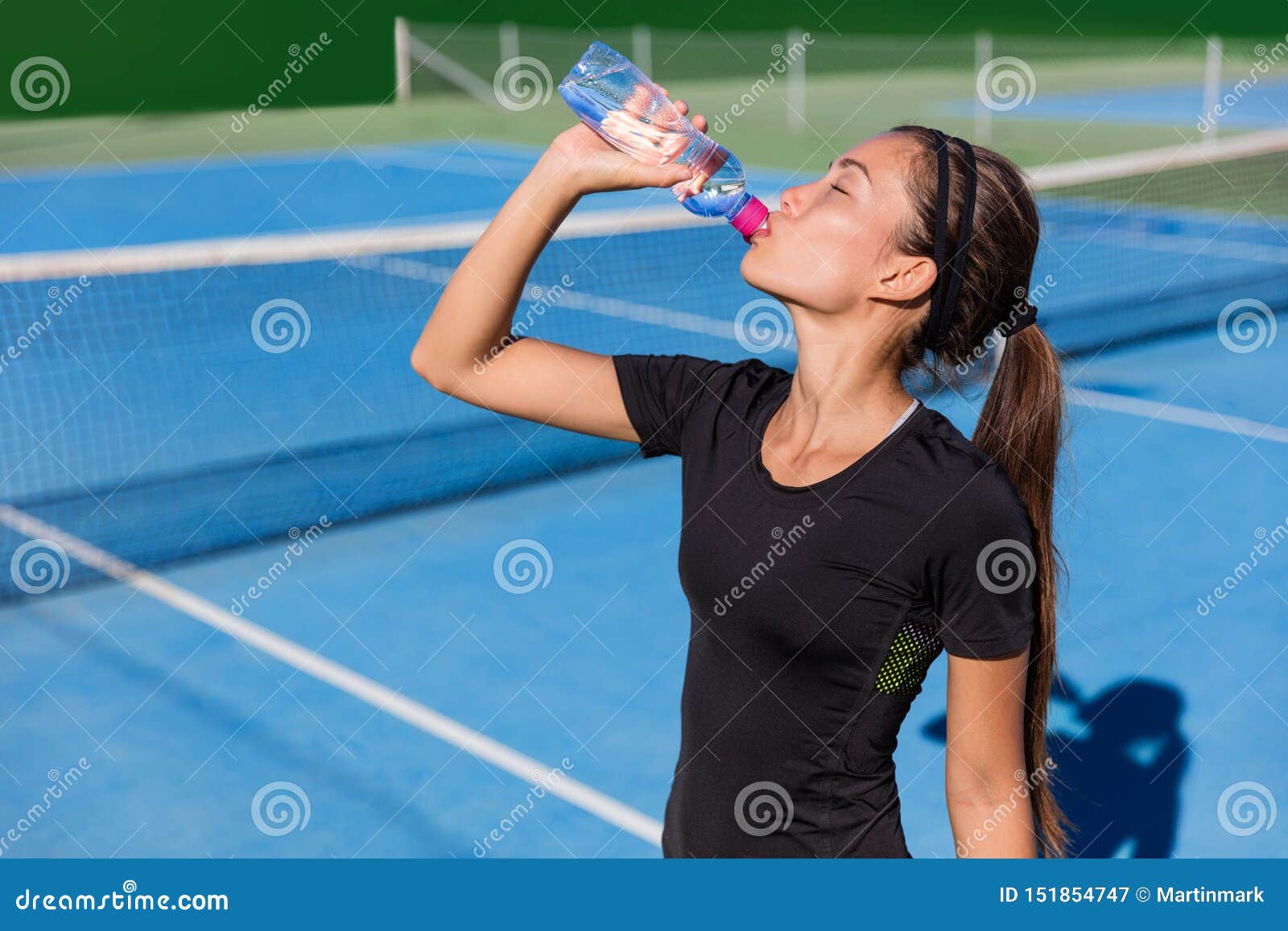 media chef buik Healthy Tennis Player Drinking Sport Water Bottle Stock Image - Image of  hydrate, dehydration: 151854747