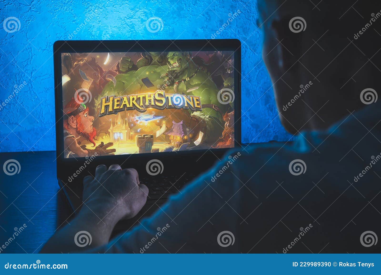 Hearthstone é Um Jogo De Cartas Digital Online Gratuito. Jogo De Vídeo.  Homem Joga Videogame No Laptop Imagem Editorial - Imagem de jogos, digital:  229989390