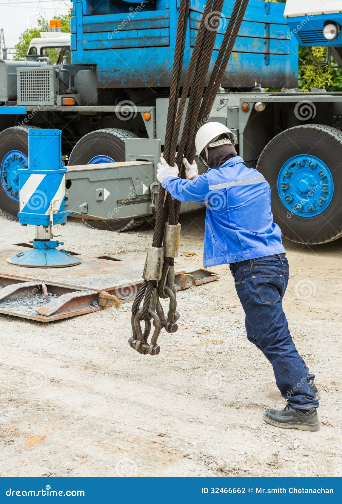 heavy-duty-steel-wire-rope-sling-safety-anchor-shackle-bolt-construction-site-32466662.jpg