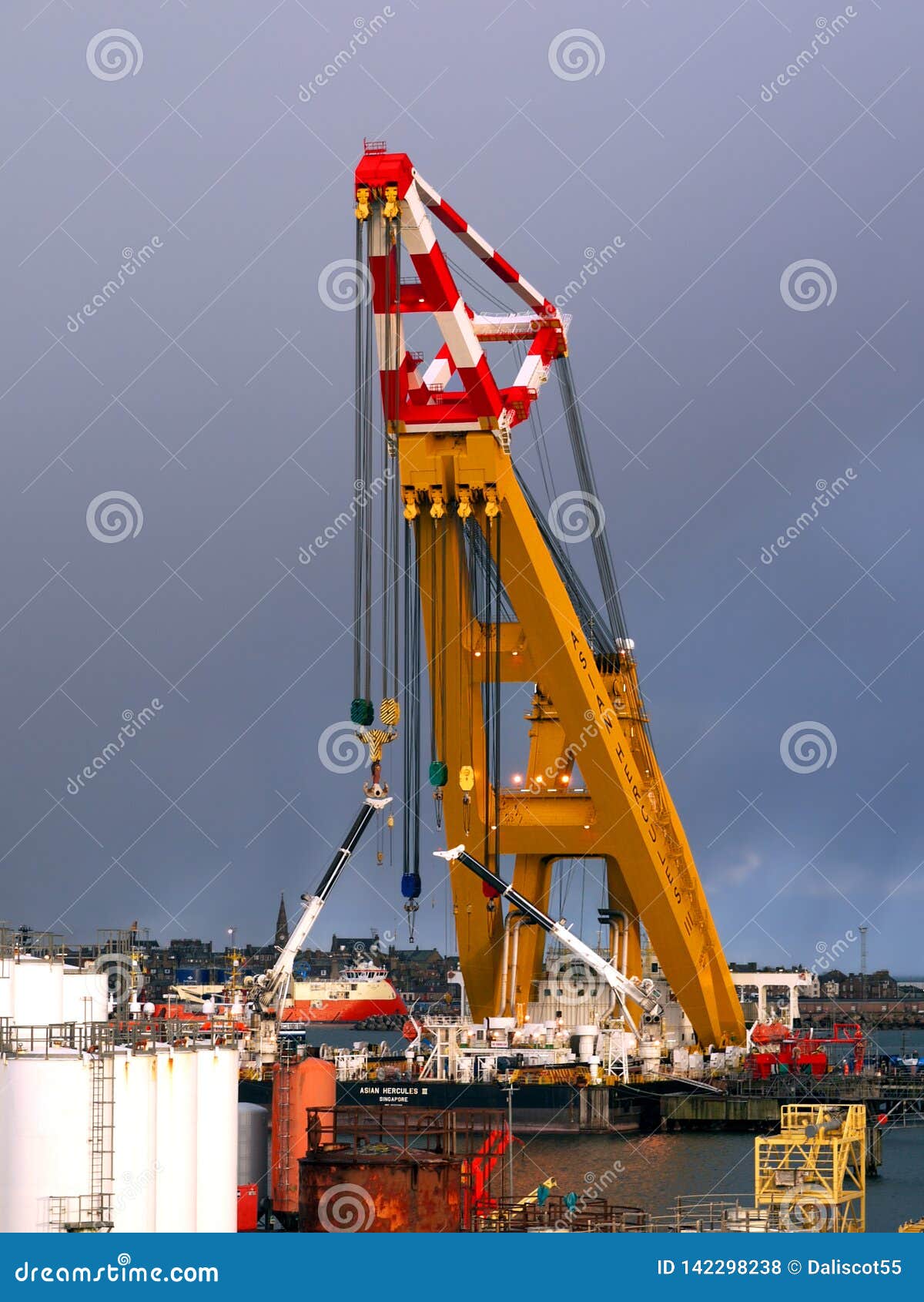 5000 Ton Capacity Sheerlars Crane Barge. Editorial Stock Photo Image of hoisting, marine