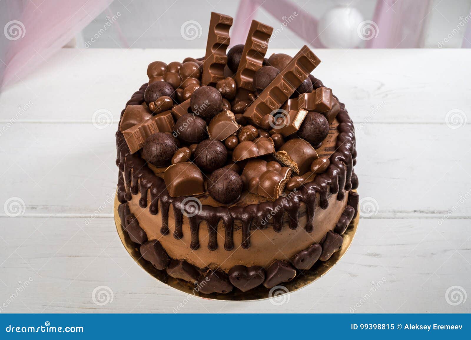 Hecho a Mano Delicioso De La Torta De Chocolate Adornado Con Los Dulces Del  Chocolate Y Las Barras De Chocolate Marco Horizontal Imagen de archivo -  Imagen de delicioso, plato: 99398815