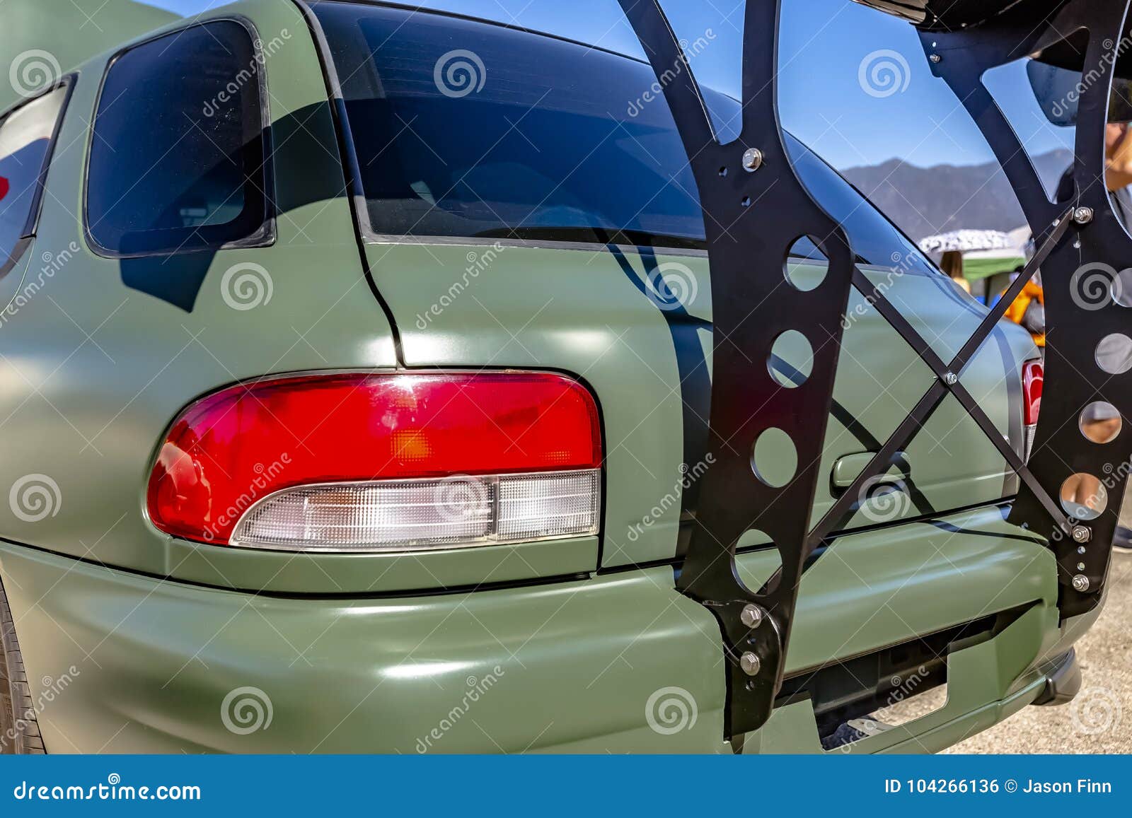 Heckspoiler Errichtet Auf Einem Flachen Grünen Auto Stockfoto - Bild von  leistungsfähig, sekundärmarkt: 104266136