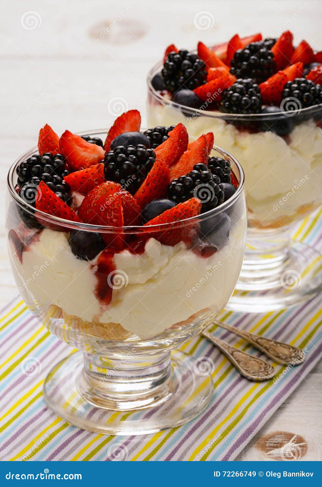 Heerlijk Romig Dessert Met Koekjes, Aardbeien, Braambessen En Bosbessen ...