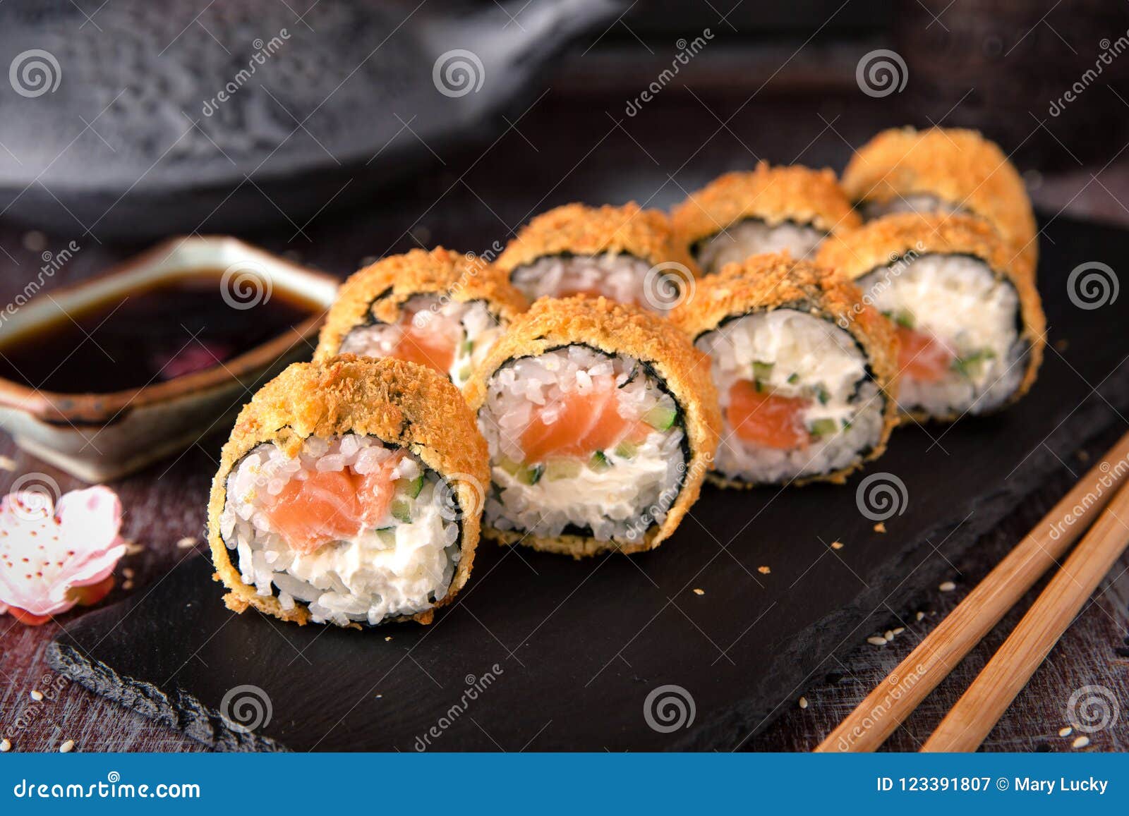Heiße Gebratene Sushi-Rolle Mit Lachsen, Avocado Und Käse Sushimenü ...