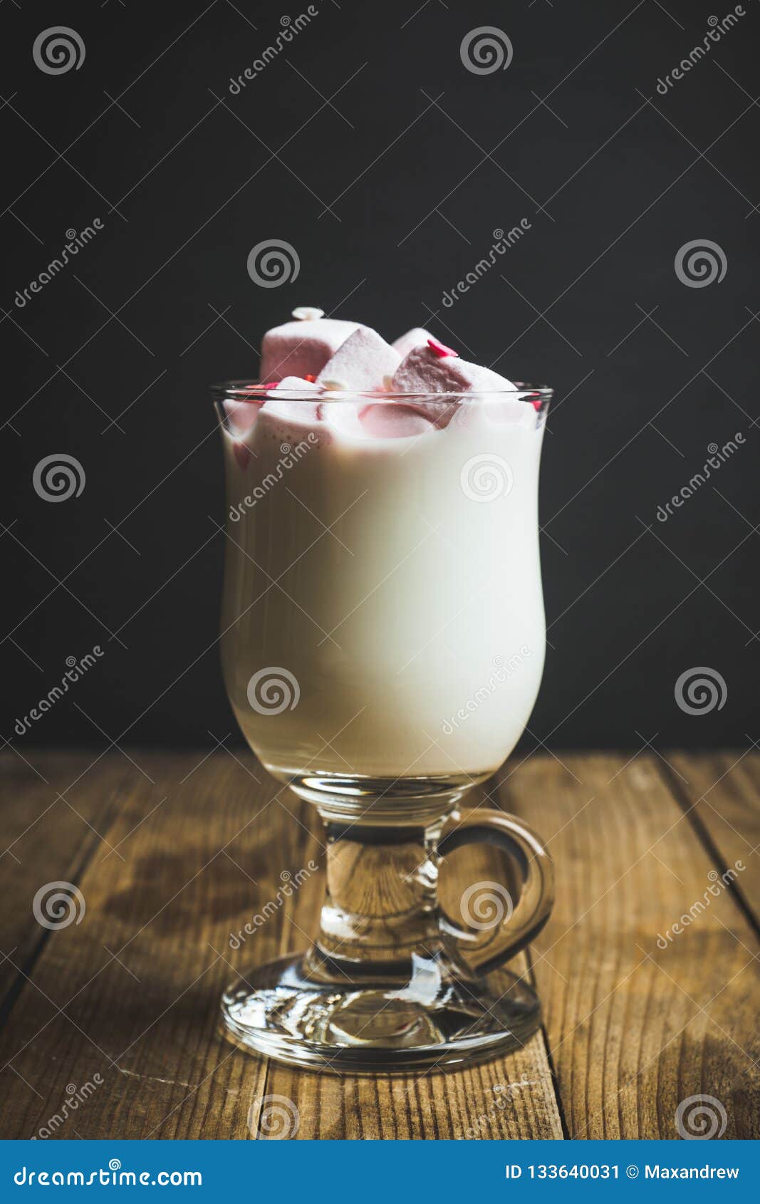 Heiße Süße Milch Mit Rosa Eibischen Stockbild - Bild von hintergrund ...