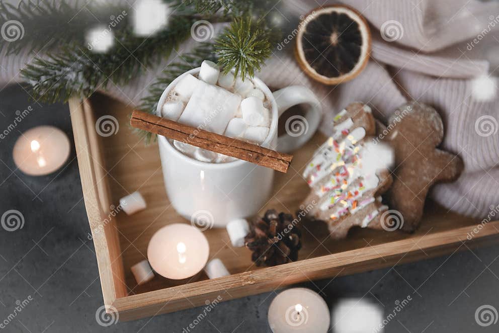 Heiße Schokolade Mit Zimt Und Marshmallows, Kekse, Fichtenzweig, Kerzen ...