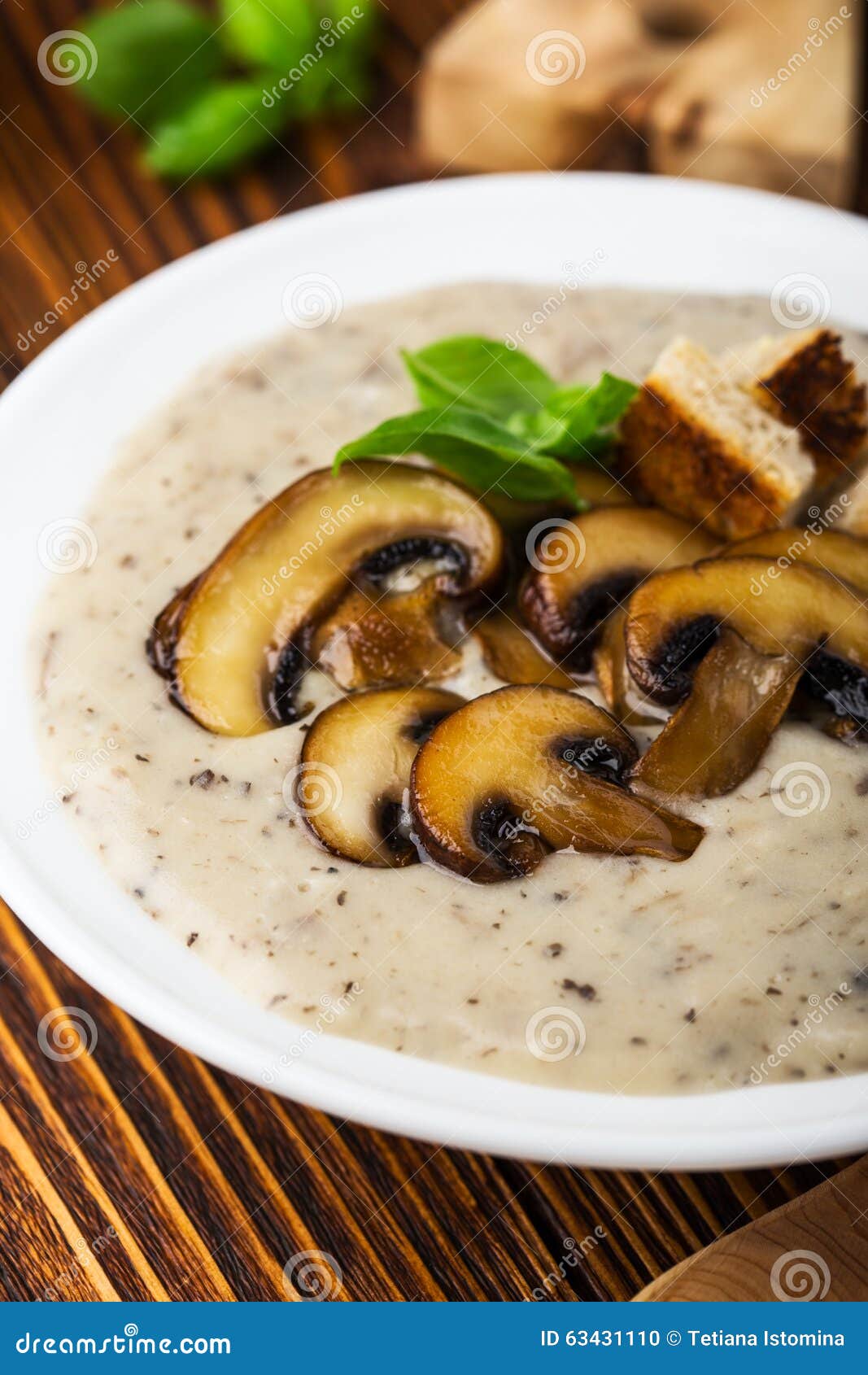 Heiße Selbst Gemachte Pilzsuppe Mit Gebratenen Pilzen Stockfoto - Bild ...