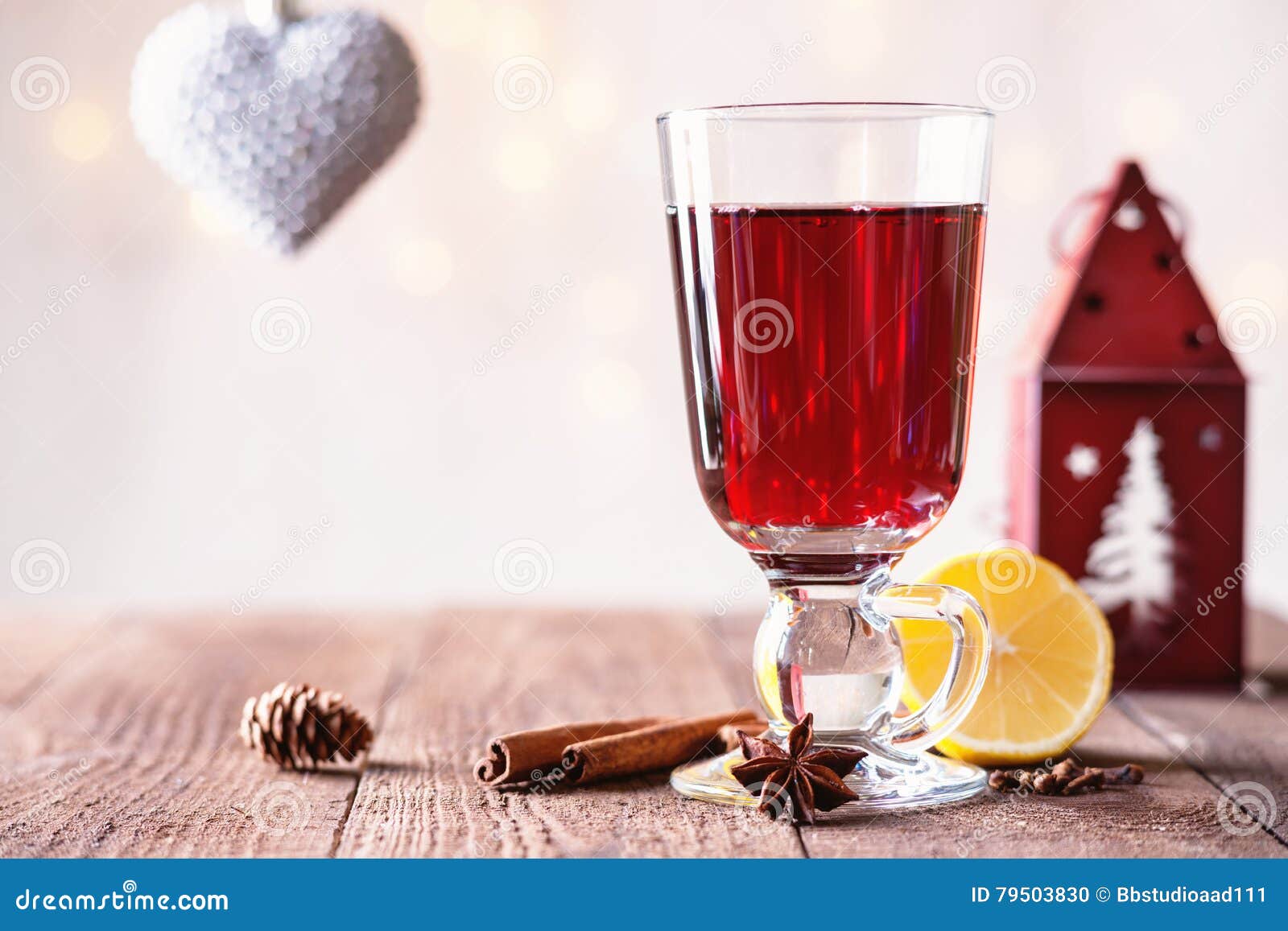 Heißer Glühwein Mit Gewürzen, Herzform Und Kerzenständer Stockfoto ...