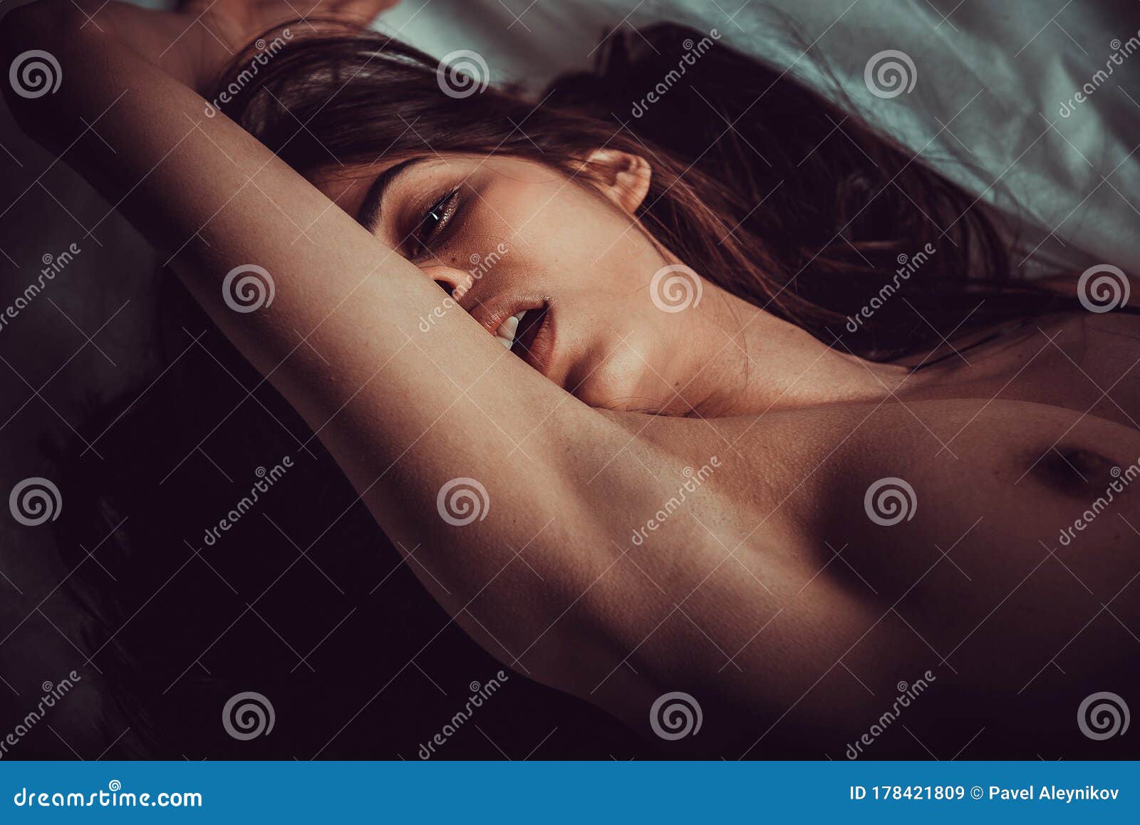 Heißes junges Mädchen masturbieren auf dem Bett