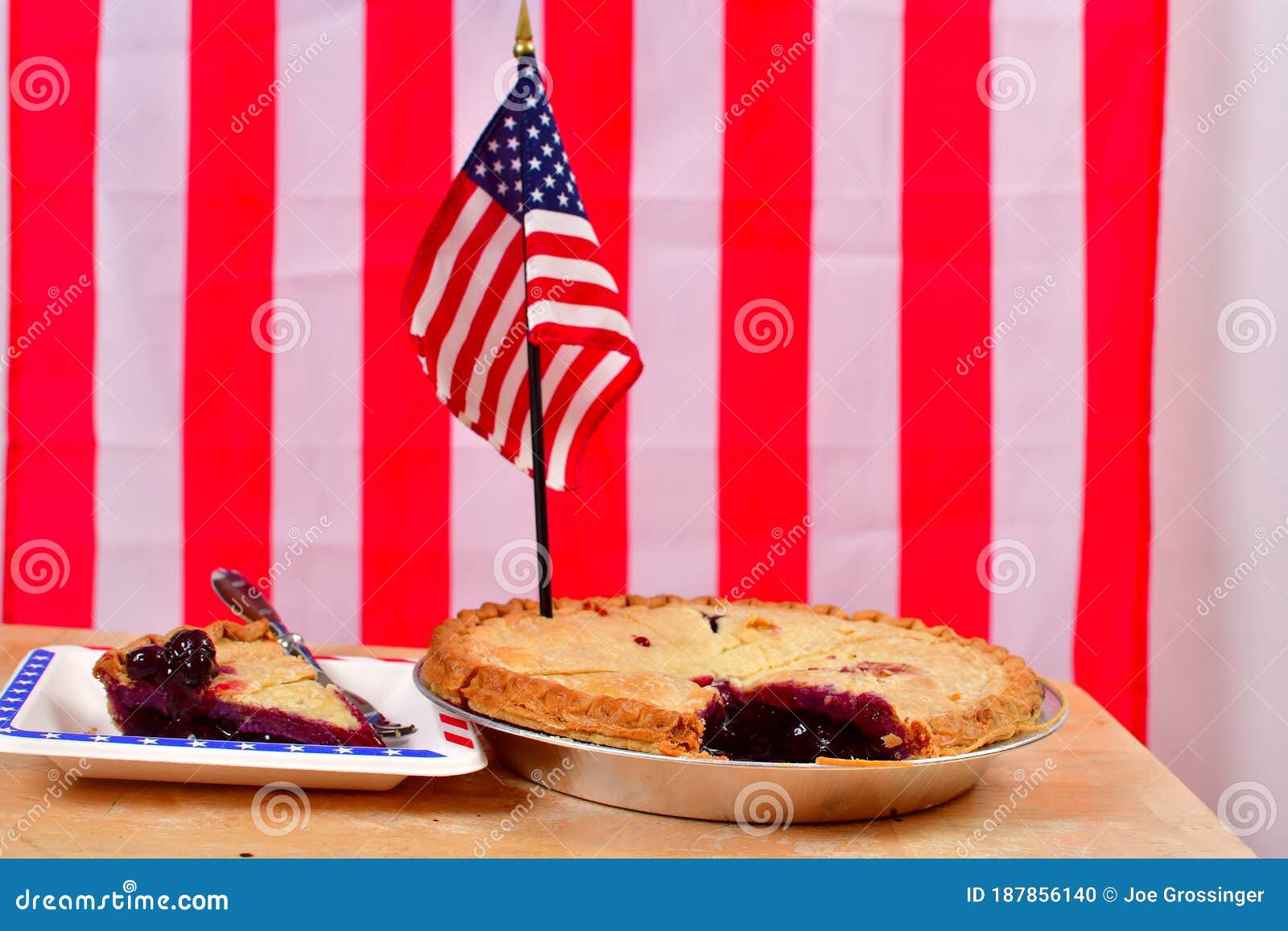 Heidelbeerkuchen Mit Amerikanischer Flagge Juli 4. Stockfoto - Bild von ...