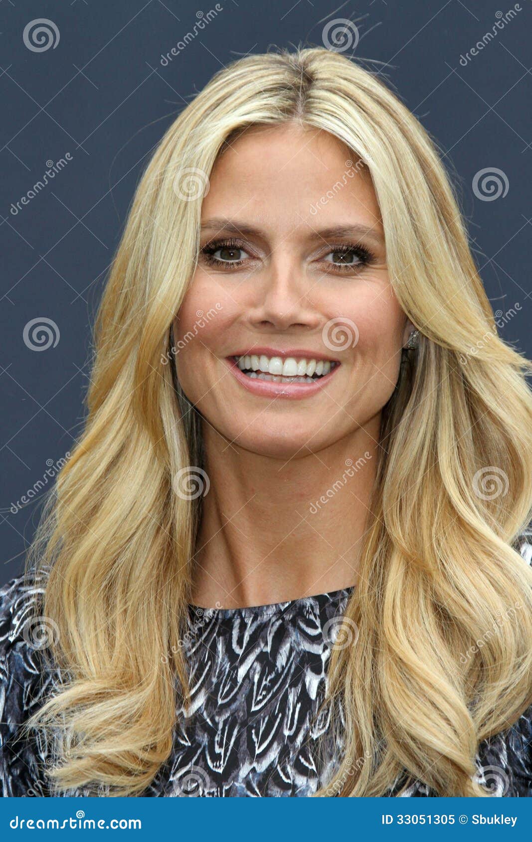 Heidi Klum Long Wavy Honey Blonde Hairstyle | Heidi klum hair, Honey blonde  hair, Casual hairstyles